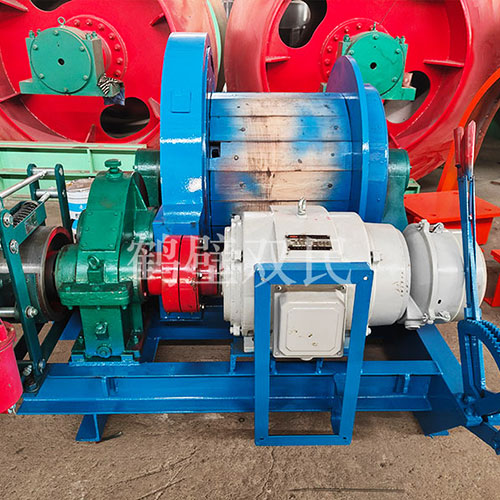 鑿井絞車廠家生產(chǎn)的JT-0.8×0.6P礦用提升絞車發(fā)貨！