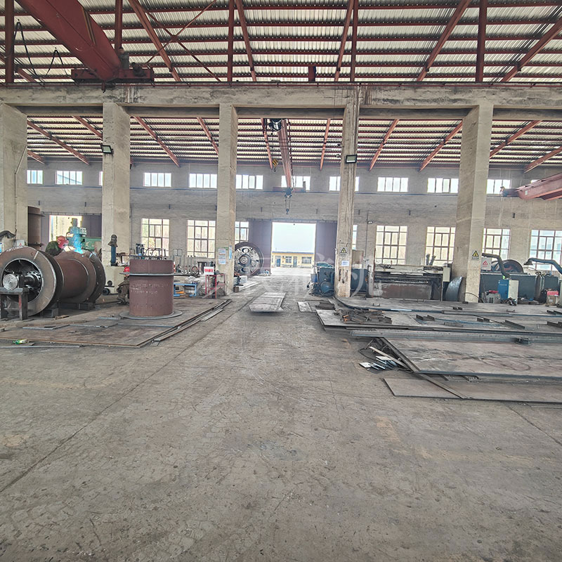 鑿井絞車(chē)廠家——鉚焊車(chē)間場(chǎng)景圖(圖文)